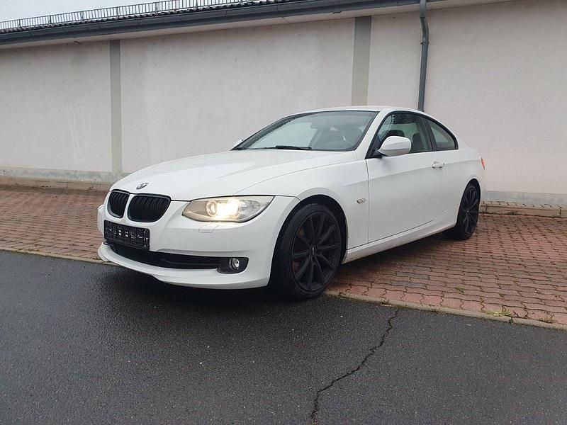 Weiß Gebraucht 2010 BMW 320 Coupé | 3.850 € (Superpreis) - Bild 1/4