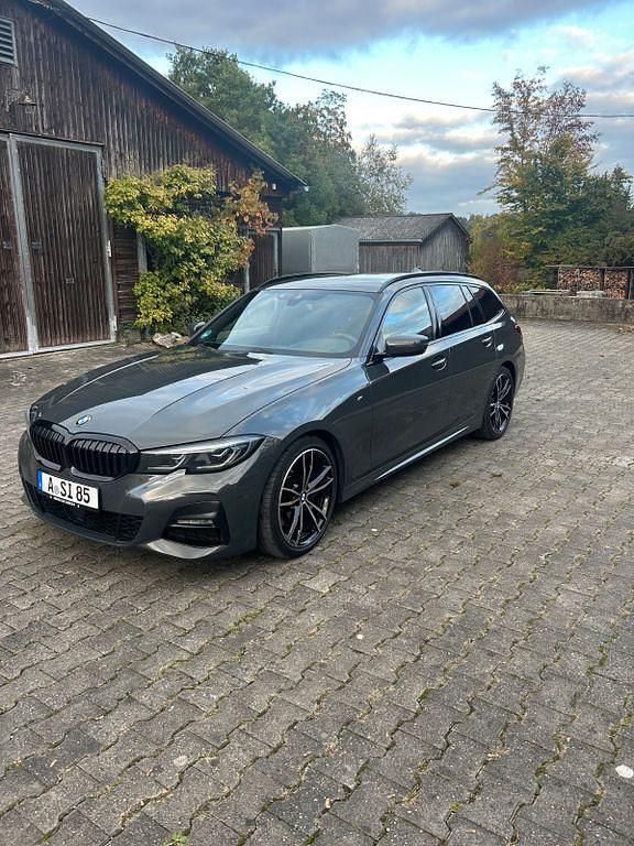 Schwarz Gebraucht 2021 BMW 330 M Sport Kombi | 23.400 € (Superpreis) - Bild 1/4