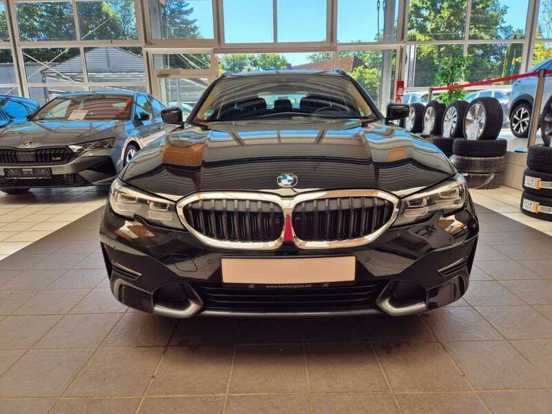 Schwarz ii/bonnet fluid black Gebraucht 2022 BMW 320e Sport Line Kombi | 29.650 € (Fairer Preis) - Bild 1/4