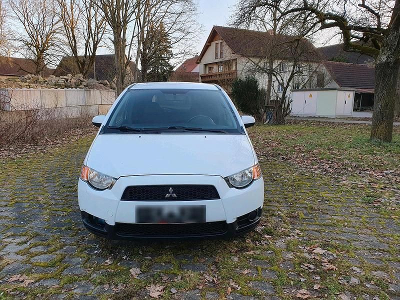 Gebraucht Mitsubishi Colt 95 PS (69 kW) 2011 Weiß Kleinwagen