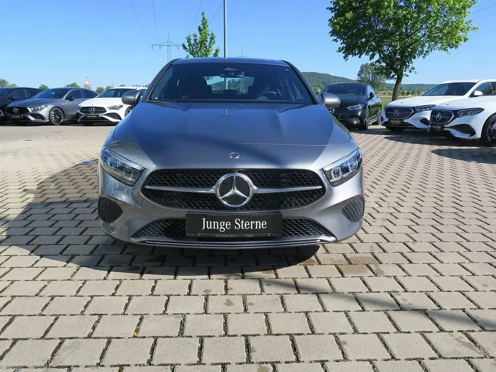 Gebraucht Mercedes A200 Advanced Plus 163 PS (119 kW) 2025 Grau Limousine