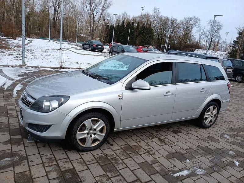 Używany Opel Astra 110 KM (80 kW) 2010 Srebrny Sedan/Limuzyna