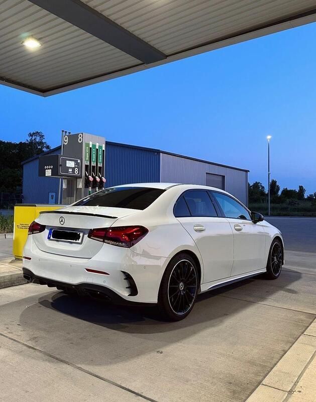 Weiß Gebraucht 2020 Mercedes A250 AMG line Limousine | 26.999 € (Fairer Preis) - Bild 1/4