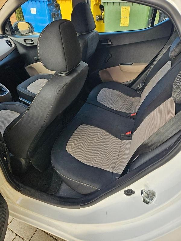 Gebraucht Hyundai i10 67 PS (49 kW) 2015 Beige Kleinwagen