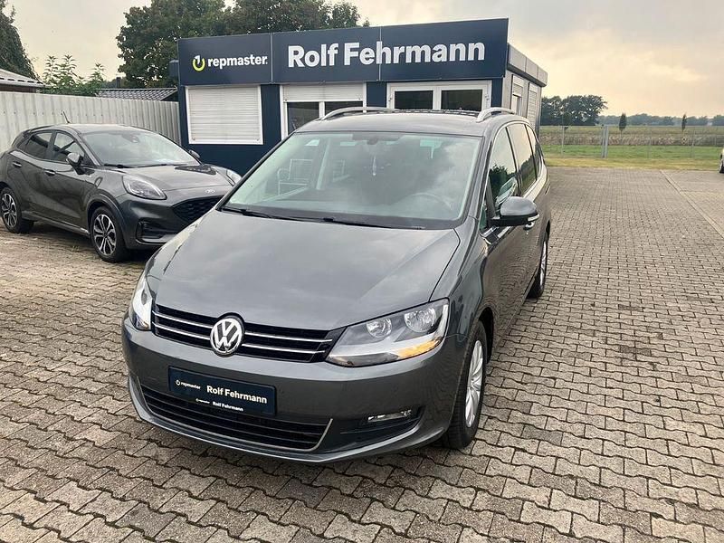 Grau Gebraucht 2017 VW Sharan Comfortline Van / Kleinbus | 18.900 € (Etwas zu teuer) - Bild 1/4