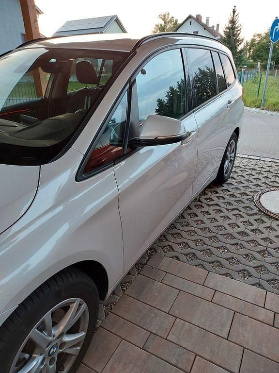 Weiß Gebraucht 2019 BMW 216 Gran Tourer Sport Line Van / Kleinbus | 16.600 € (Fairer Preis) - Bild 1/4