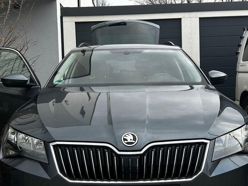 Grau Gebraucht 2016 Skoda Superb Ambition Kombi | 16.400 € (Fairer Preis) - Bild 1/4