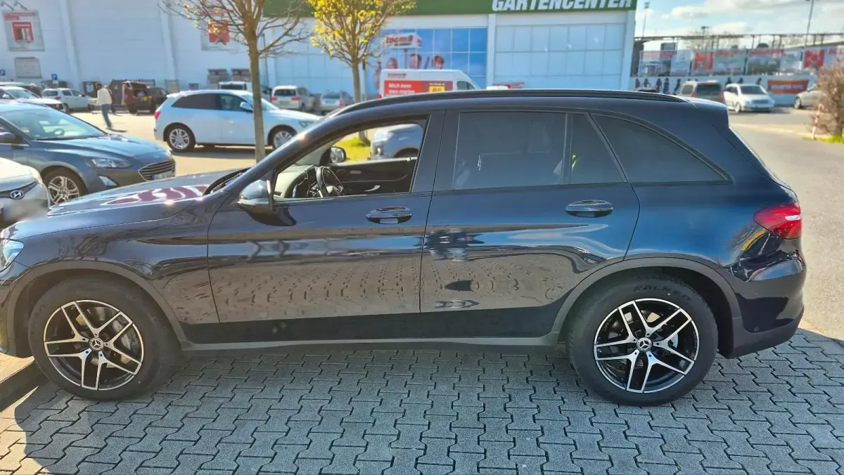 Gebraucht Mercedes GLC250 AMG line 211 PS (155 kW) 2019 Blau SUV