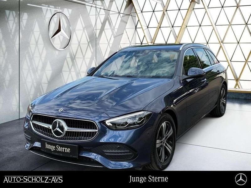 Metalliclack sodalithblau Gebraucht 2024 Mercedes C180 Avantgarde Kombi | 33.589 € (Superpreis) - Bild 1/4