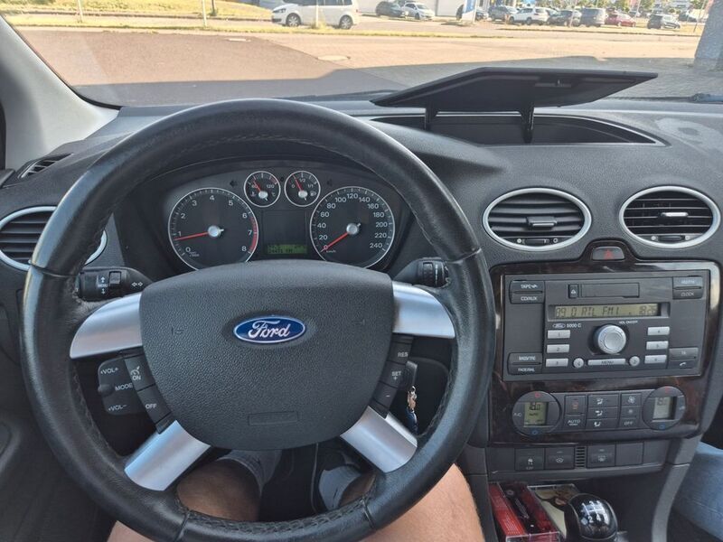 Gebraucht Ford Focus Ghia 101 PS (74 kW) 2006 Silber Limousine