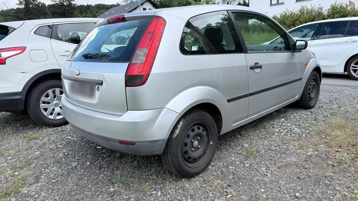 Używany Ford Fiesta 60 KM (44 kW) 2003 Srebrny Hatchback