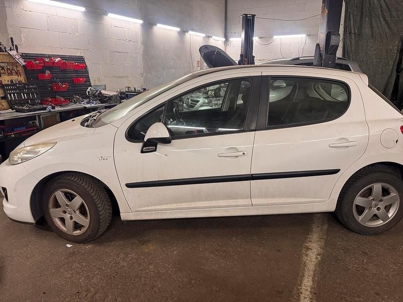 Gebraucht Peugeot 207 106 PS (77 kW) 2010 Weiß Kleinwagen