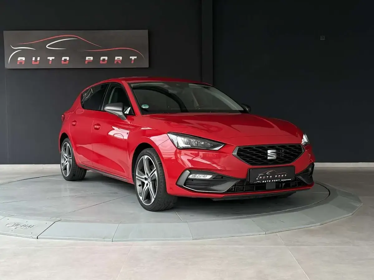 Używany Seat Leon FR 204 KM (150 kW) 2022 Czerwony Sedan/Limuzyna