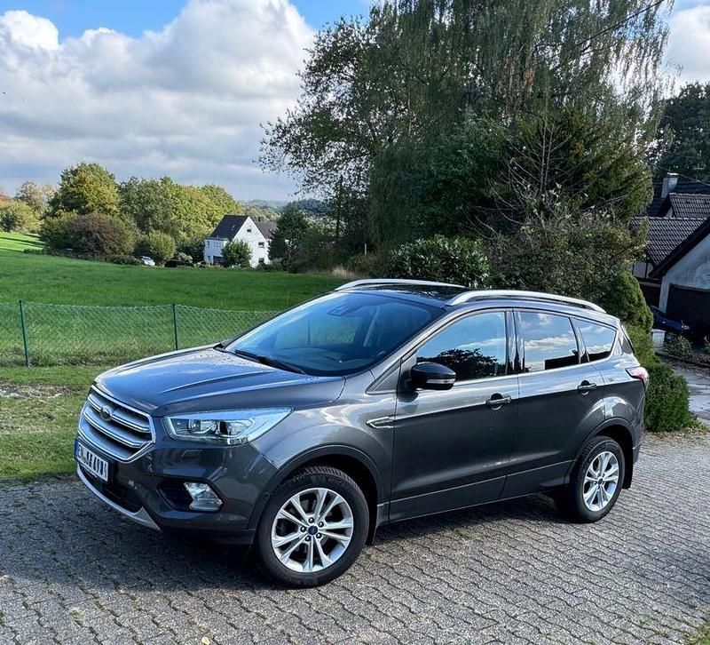 Gebraucht Ford Kuga Titanium 150 PS (110 kW) 2018 Grau SUV