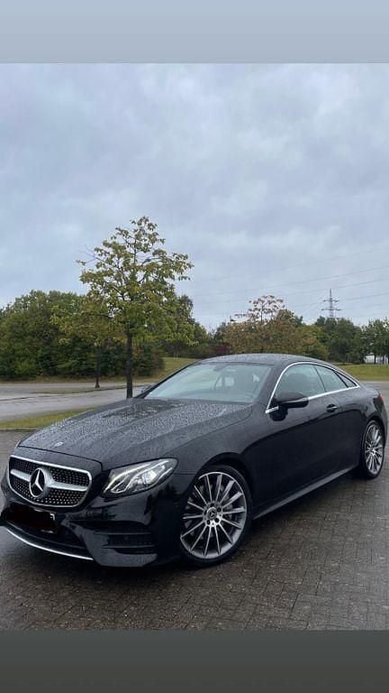 Schwarz Gebraucht 2017 Mercedes E300 AMG line Coupé | 29.999 € (Fairer Preis) - Bild 1/4