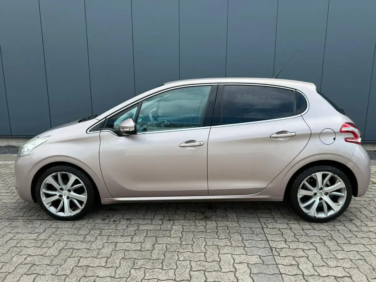 Gebraucht Peugeot 208 Allure 120 PS (88 kW) 2012 Violet Kleinwagen