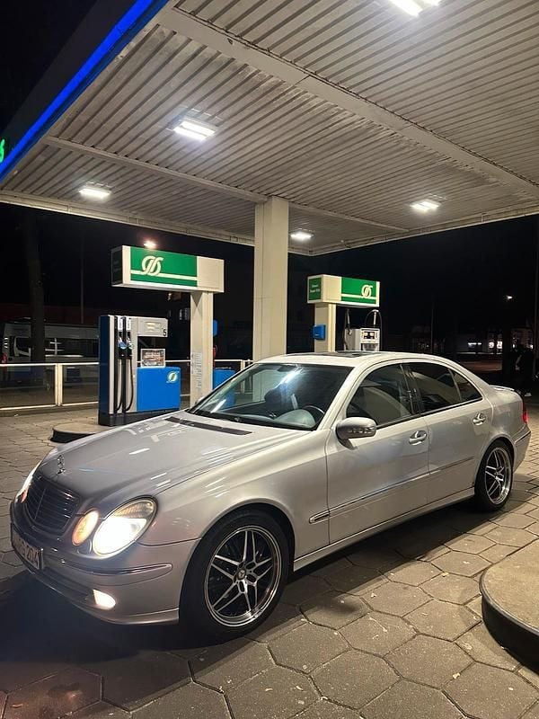 Grau Gebraucht 2002 Mercedes E220 Limousine | 3.500 € (Fairer Preis) - Bild 1/4