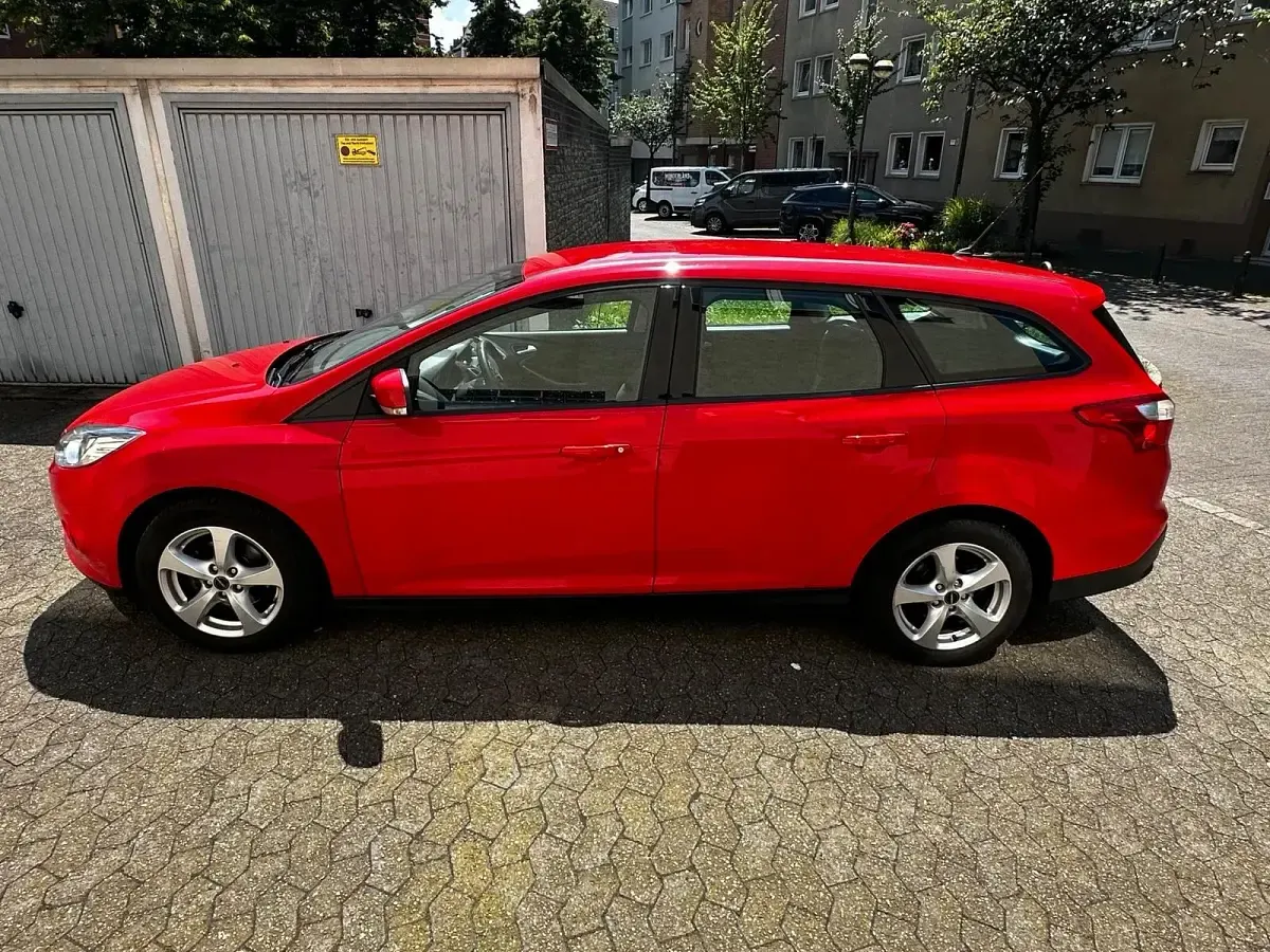Gebraucht Ford Focus 100 PS (73 kW) 2013 Rot Kombi