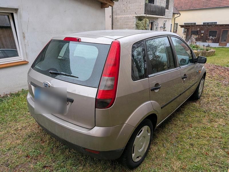 Używany Ford Fiesta 60 KM (44 kW) 2004 Złoty Hatchback