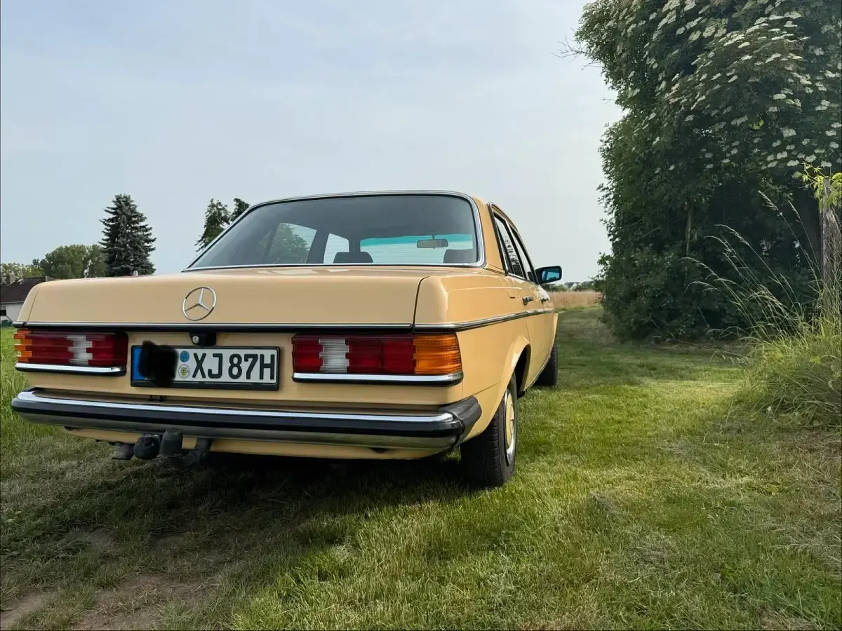 Gebraucht Mercedes 200 109 PS (80 kW) 1981 Gelb Limousine