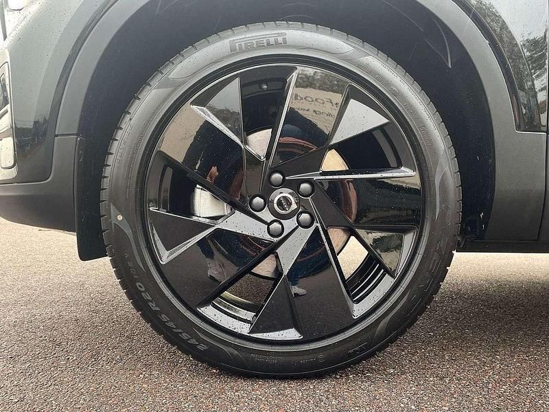 Neu Volvo XC40 Plus 163 PS (119 kW) 2025 Onyx schwarz SUV
