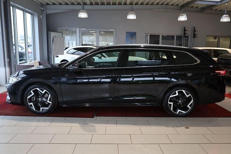 Gebraucht VW Passat R-line 193 PS (141 kW) 2024 Grenadillschwarz Kombi