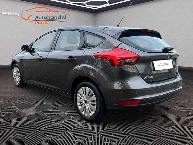 Gebraucht Ford Focus 101 PS (74 kW) 2015 Grau Limousine