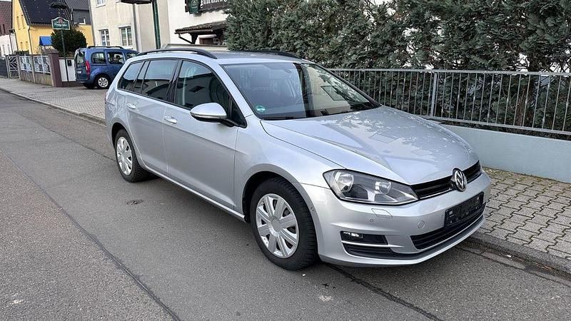 Reflexsilber Gebraucht 2013 VW Golf VII Comfortline Kombi | 8.490 € (Fairer Preis) - Bild 1/4