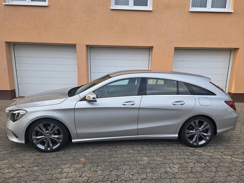 Silber Gebraucht 2017 Mercedes CLA200 Shooting Brake Kombi | 16.900 € (Guter Preis) - Bild 1/4