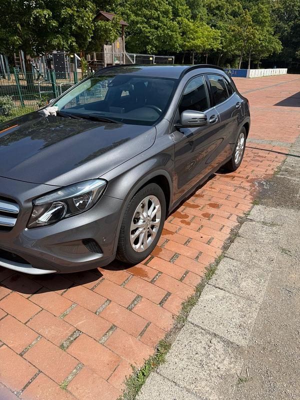 Silber Gebraucht 2015 Mercedes GLA200 SUV | 11.800 € (Guter Preis) - Bild 1/4