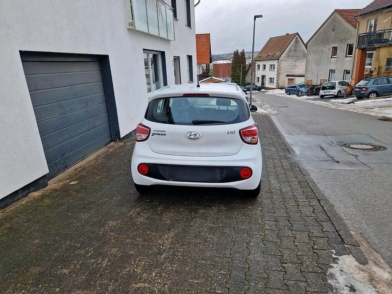 Gebraucht Hyundai i10 67 PS (49 kW) 2017 Weiß Kleinwagen