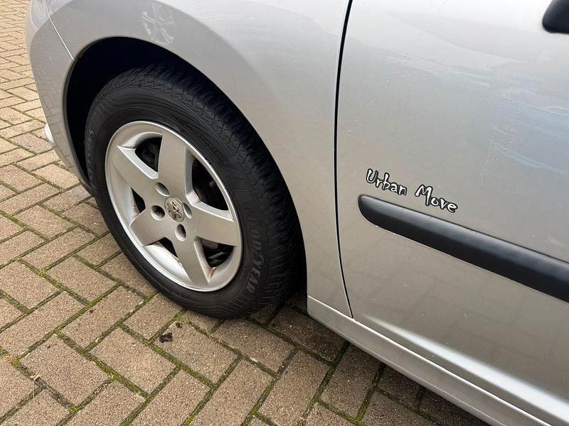 Gebraucht Peugeot 207 Urban Move 95 PS (69 kW) 2009 Silber Limousine