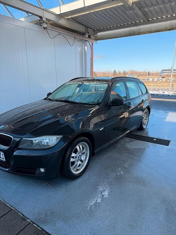 Gebraucht BMW 320 184 PS (135 kW) 2010 Schwarz Kombi