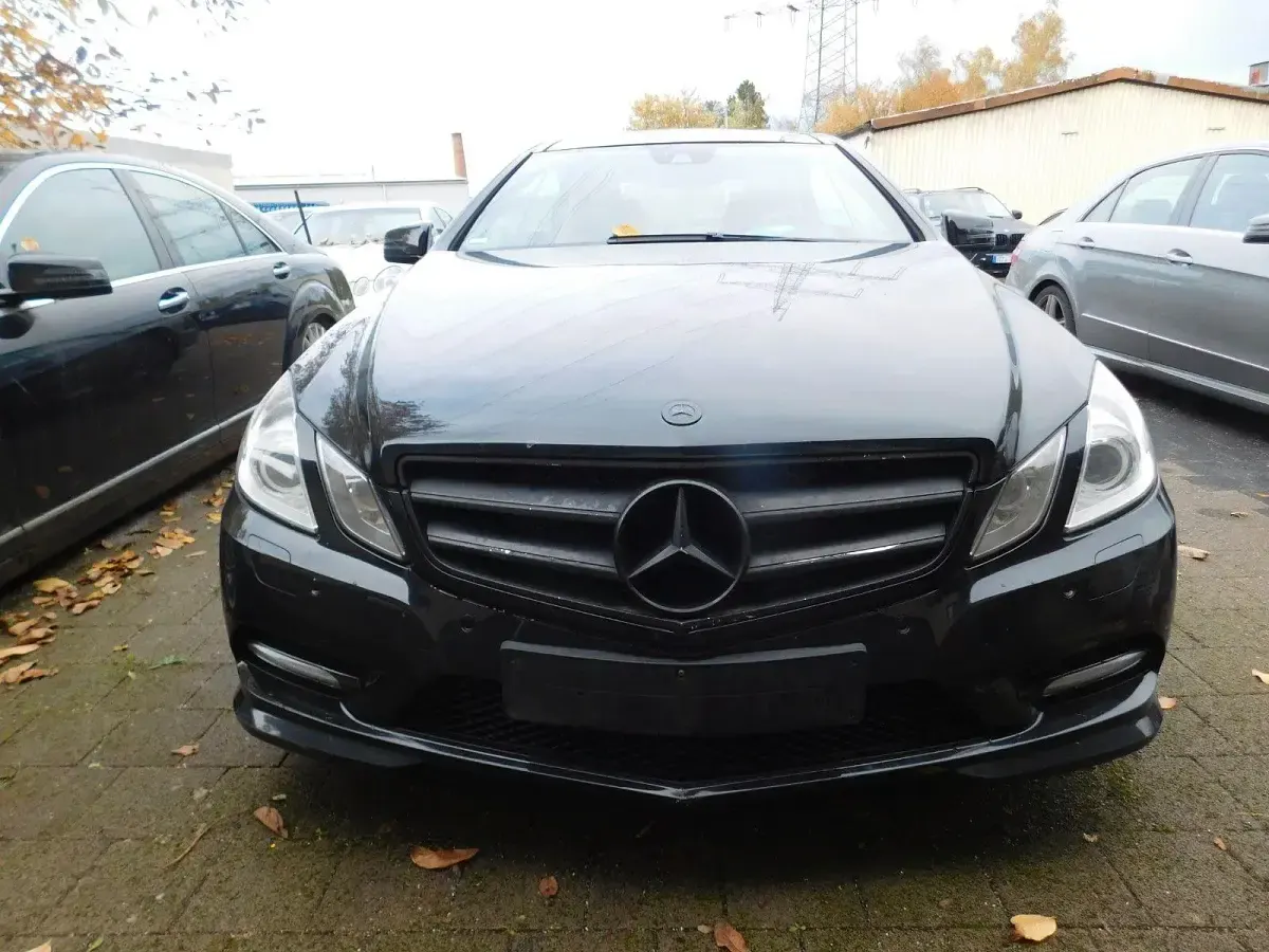 Gebraucht Mercedes E350 AMG line 265 PS (194 kW) 2011 Schwarz Coupé