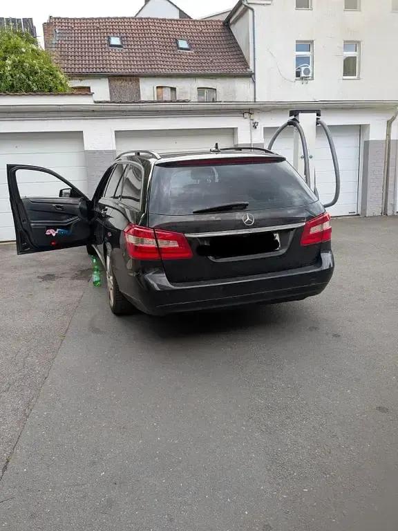 Gebraucht Mercedes E250 Avantgarde 204 PS (150 kW) 2011 Schwarz Limousine