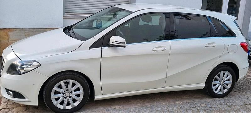 Weiß Gebraucht 2014 Mercedes 190 Limousine | 6.500 € - Bild 1/4