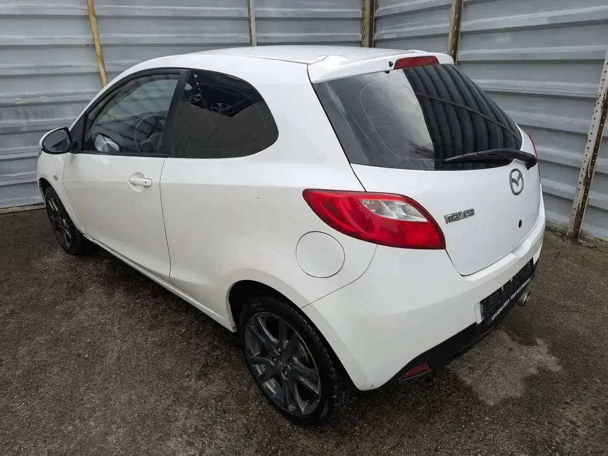 Gebraucht Mazda 2 Inclusive 86 PS (63 kW) 2009 Weiß Kleinwagen