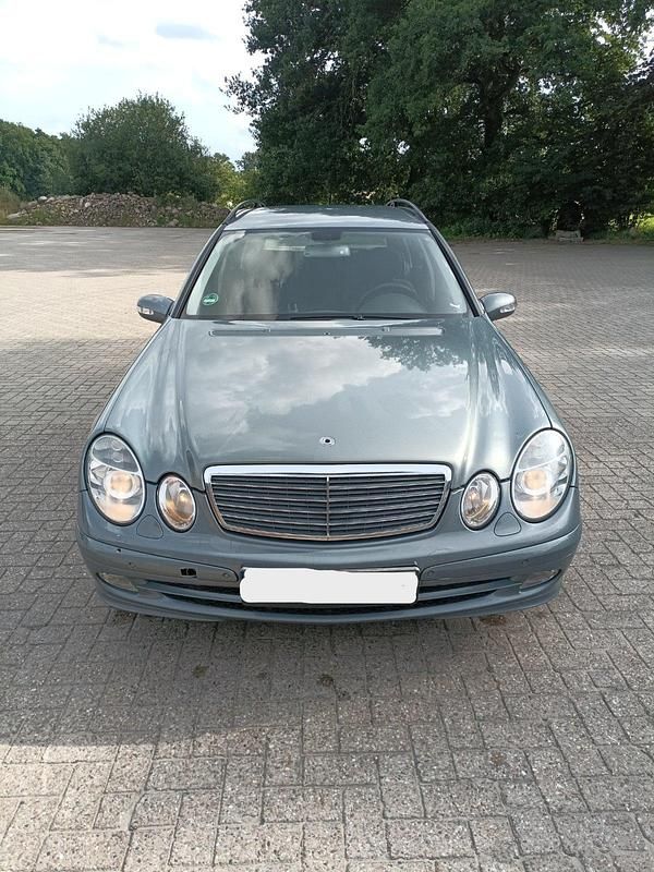 Grau Gebraucht 2005 Mercedes E220 Kombi | 1.300 € (Fairer Preis) - Bild 1/4