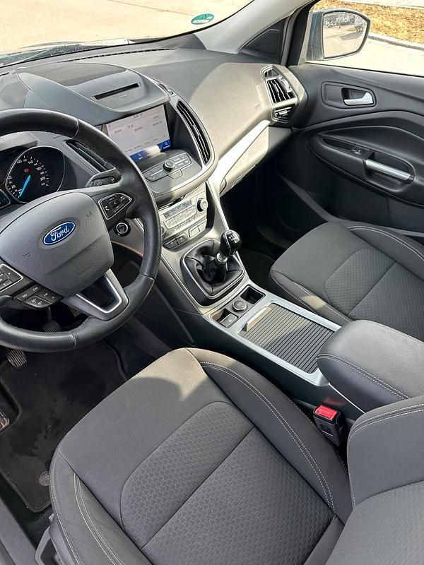 Gebraucht Ford Kuga 150 PS (110 kW) 2019 Blau SUV