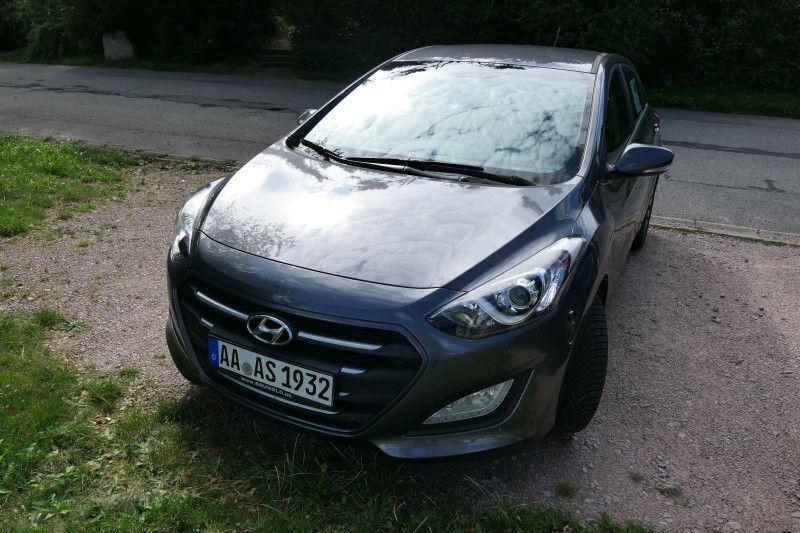 Grau Gebraucht 2015 Hyundai i30 YES! Silver Limousine | 9.500 € (Fairer Preis) - Bild 1/2