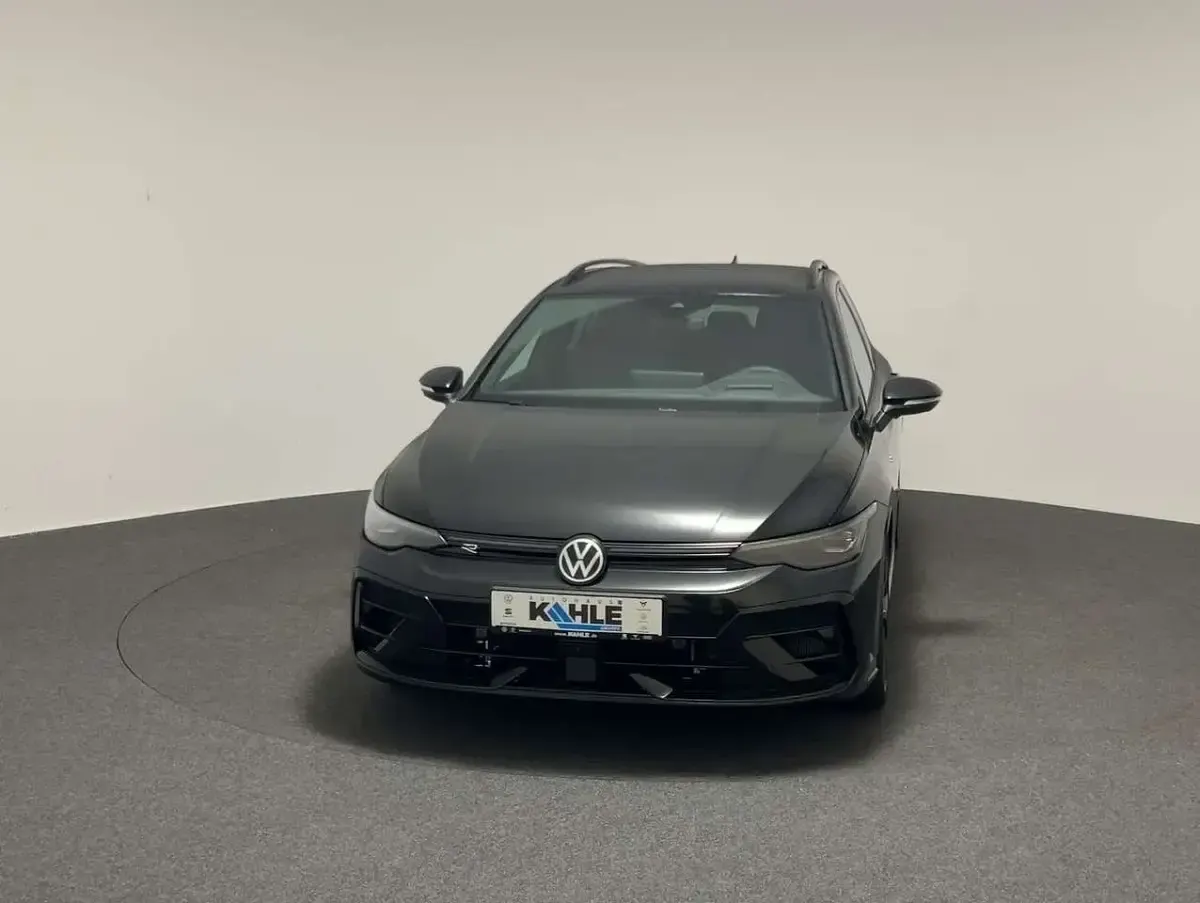 Gebraucht VW Golf VIII R 333 PS (244 kW) 2026 Grenadillschwarz metallic Kombi