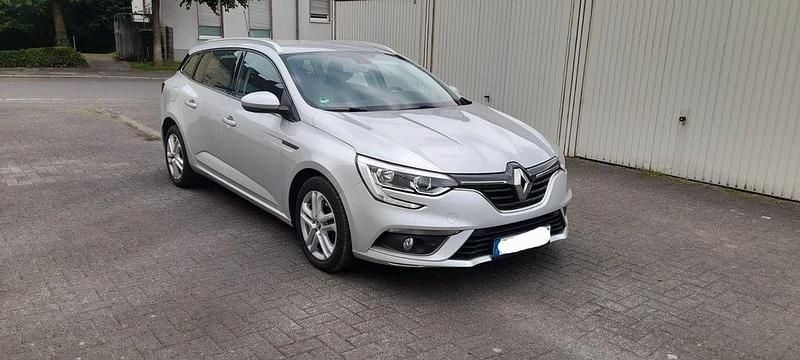 Grau Gebraucht 2017 Renault Mégane IV Play Limousine | 9.400 € (Teuer) - Bild 1/4