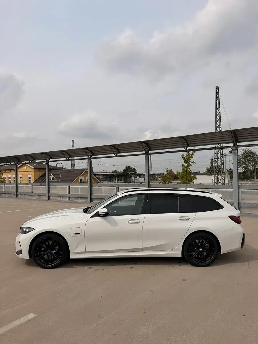 Gebraucht BMW 320e M Sport 204 PS (150 kW) 2022 Weiß Kombi