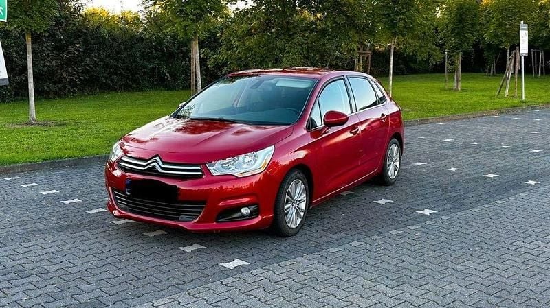 Rot Gebraucht 2012 Citroën C4 SELECTION Limousine | 4.000 € (Guter Preis) - Bild 1/4