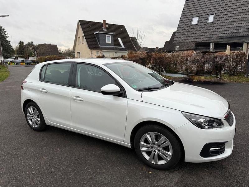 Gebraucht Peugeot 308 Active 131 PS (96 kW) 2021 Weiß Limousine
