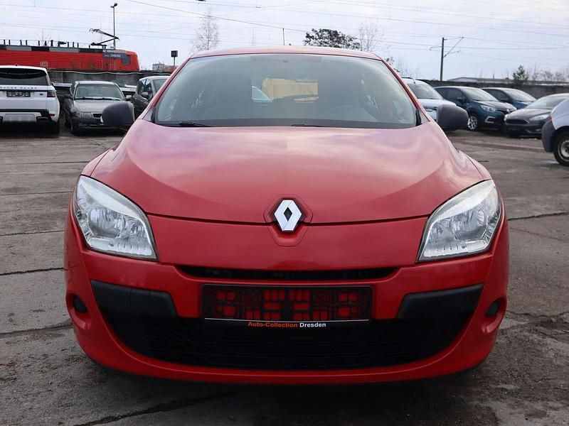 Gebraucht Renault Mégane III Authentique 101 PS (74 kW) 2011 Hellrot Kleinwagen