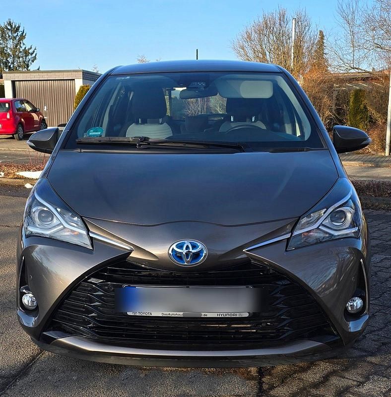Grau Gebraucht 2017 Toyota Yaris Hybrid Kleinwagen | 13.500 € (Guter Preis) - Bild 1/4