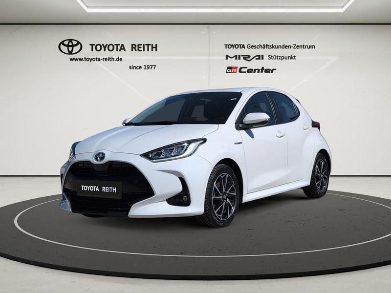 Schneeweiß Gebraucht 2021 Toyota Yaris Hybrid Basis Limousine | 16.910 € (Fairer Preis) - Bild 1/4