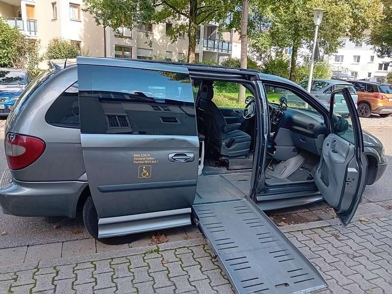 Grau Gebraucht 2006 Chrysler Grand Voyager Van / Kleinbus | 4.900 € - Bild 1/4