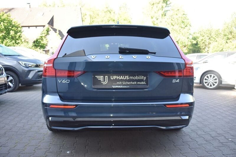 Gebraucht Volvo V60 197 PS (144 kW) 2023 Denim blue / metallic Kombi